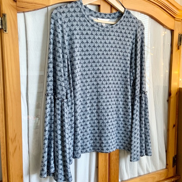 LC Lauren Conrad Bell Sleeve Long Sleeve Shirt Top Size Medium / Hearts Pattern. - Picture 3 of 17